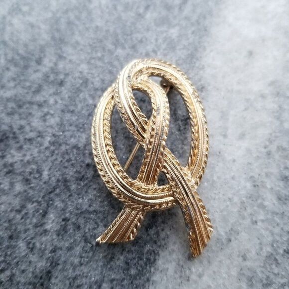Vintage Emmons Ribbon Knot Shaped Brooch, Lapel Pin, Gold Tone, Estate - Picture 1 of 5